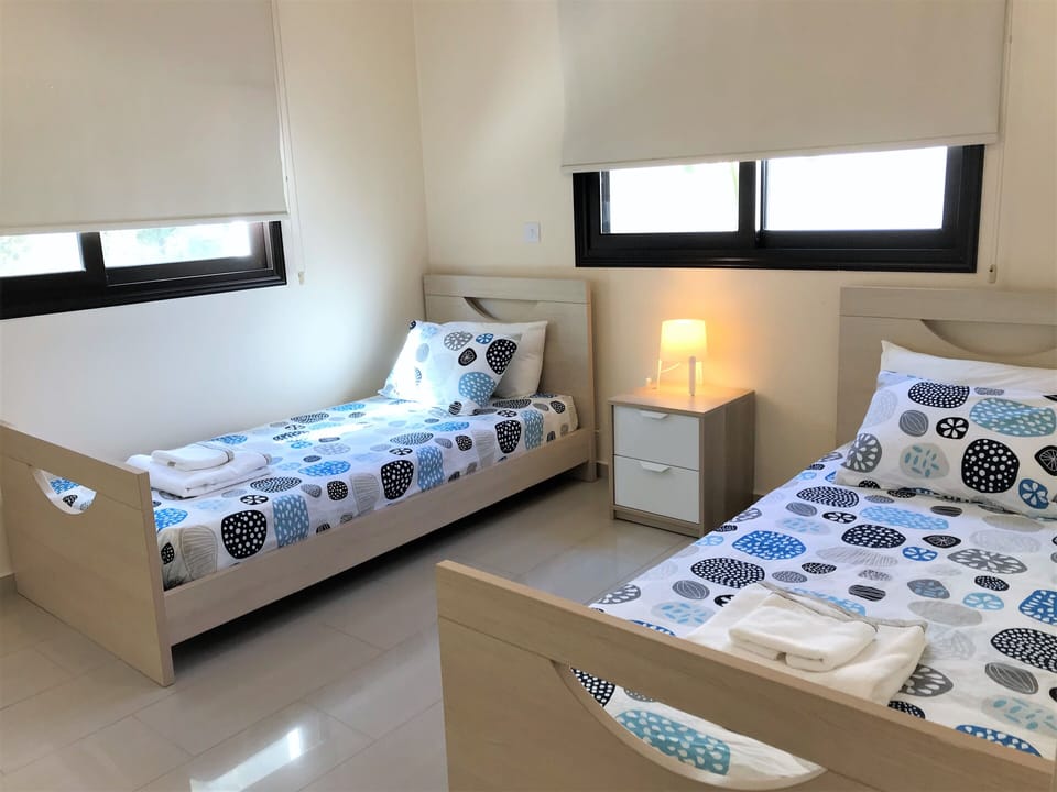 Bedroom with twin beds