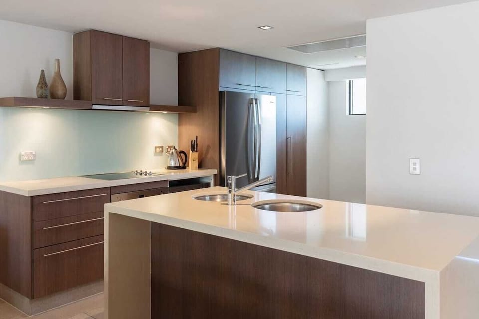 Cook meals in the fully-equipped kitchen, or sample the abundance of restaurants along the Esplanade, just a short stroll away. 