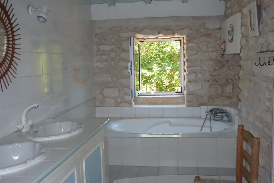 Bathtub + independant shower, 2 washbasins, toilets (toilets downstairs also).