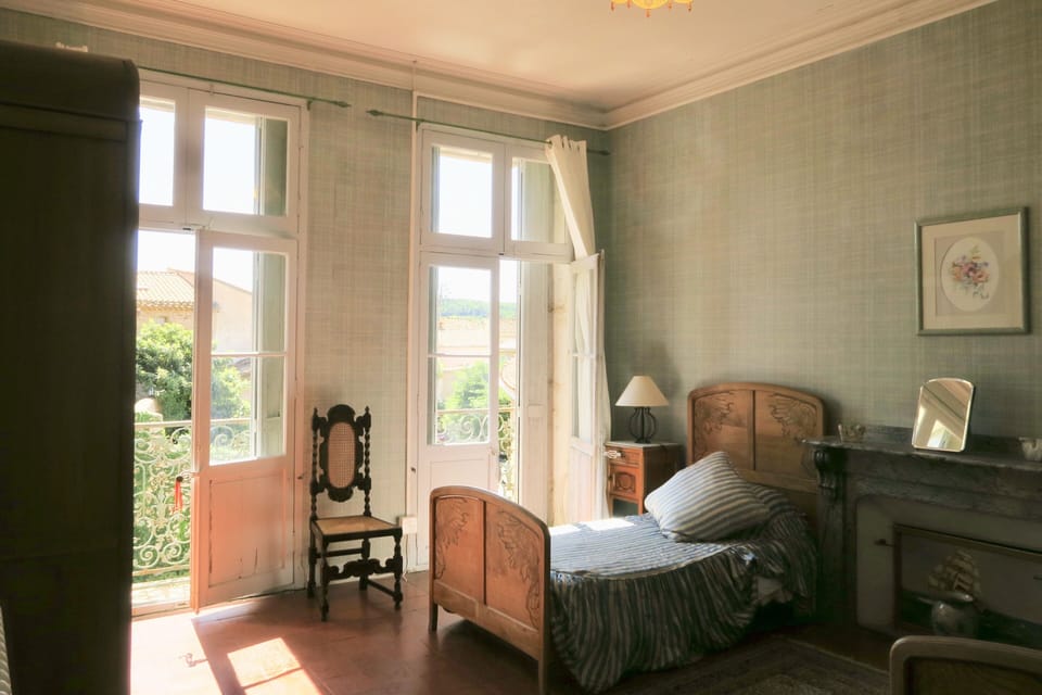 The airy and spacious Green Room (twin beds)