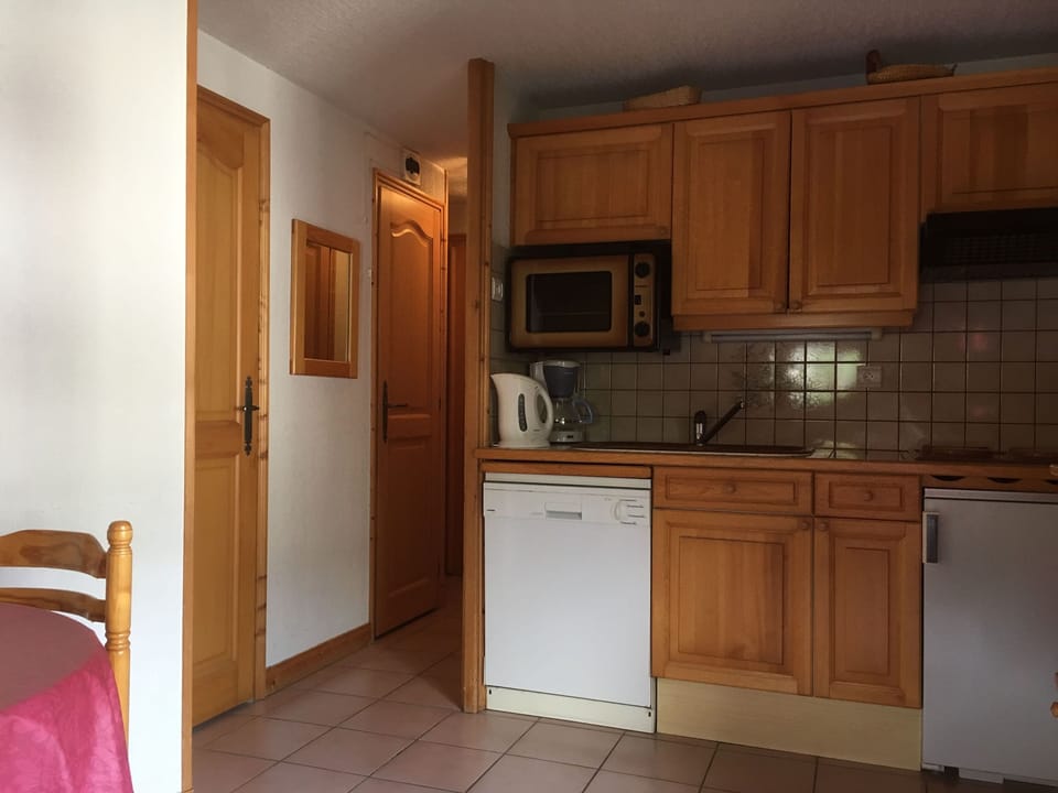 Kitchenette & Hallway