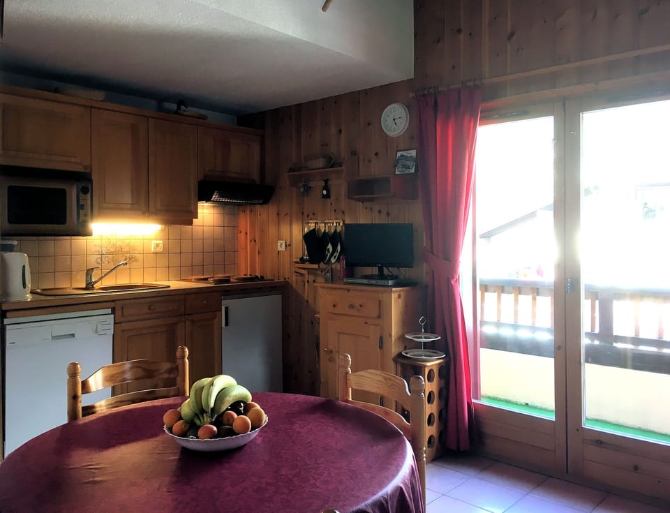 Kitchenette & Dining Area
