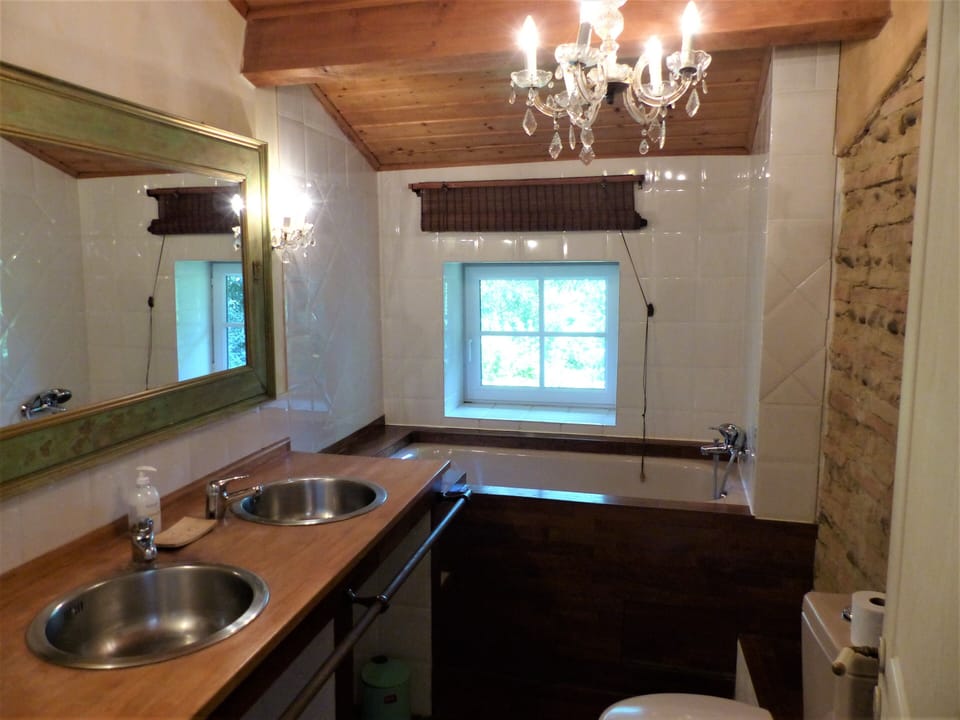 Upstairs Bathroom Photo 2