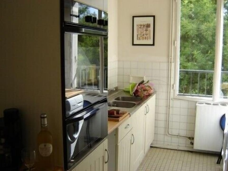 Modern fully equipped kitchen + cooking utensils