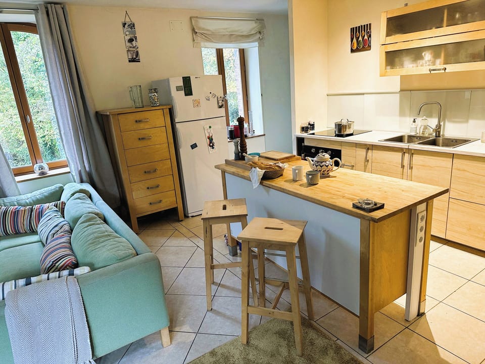 Well equipped kitchen area with island 