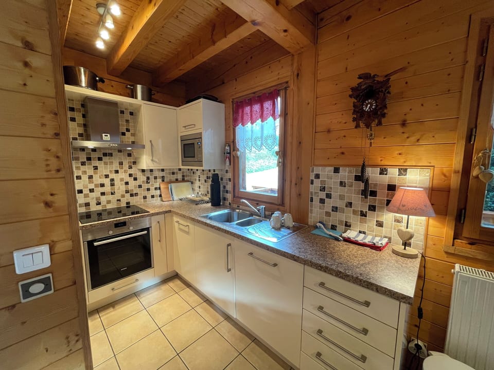 Fully equipped kitchen, oven, fridge, freezer, microwave, dishwasher, hob 