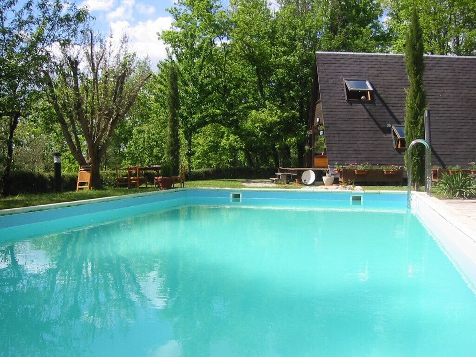 The large pool 5x10m can be covered and heated