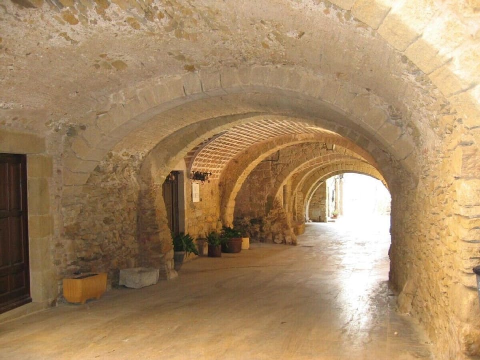 Vaulted passageway in Peratallada