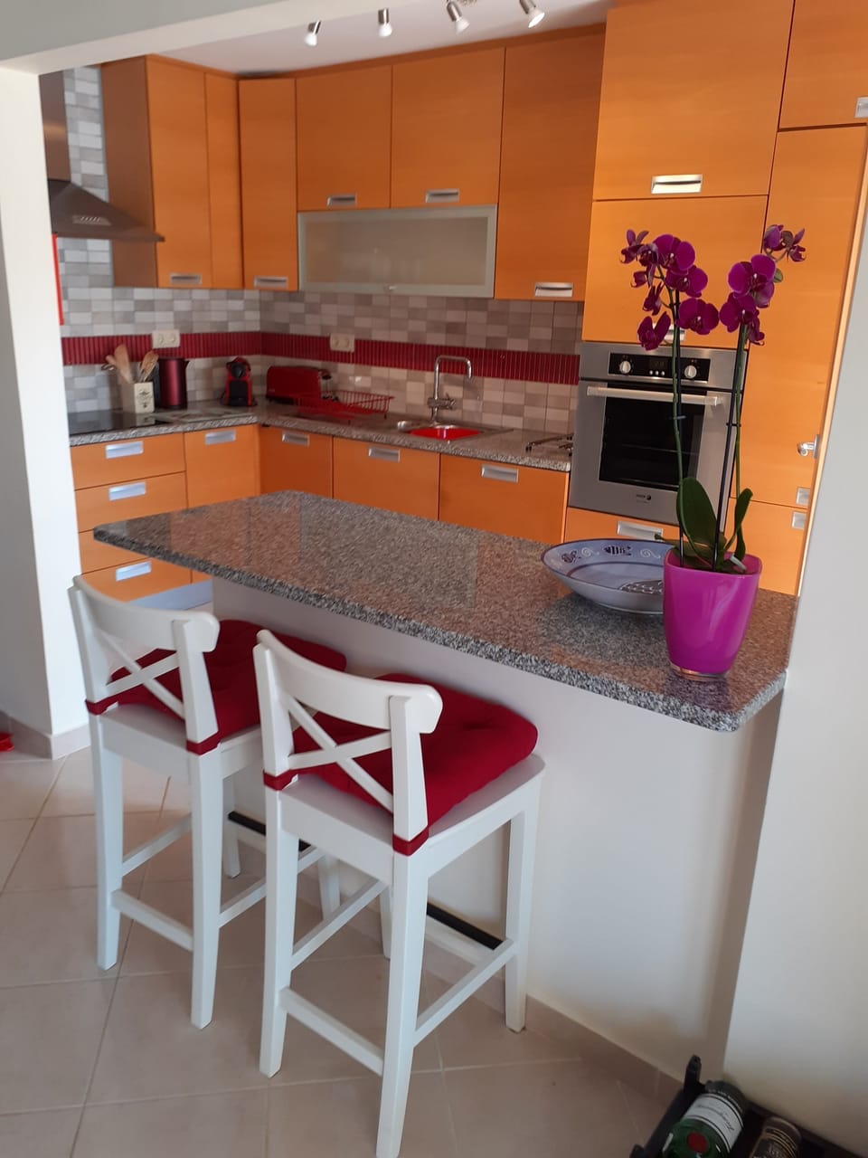 Kitchen and breakfast bar
