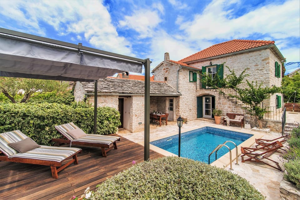 Authentic villa renovated with roofed patio, swimming pool and wooden sundeck