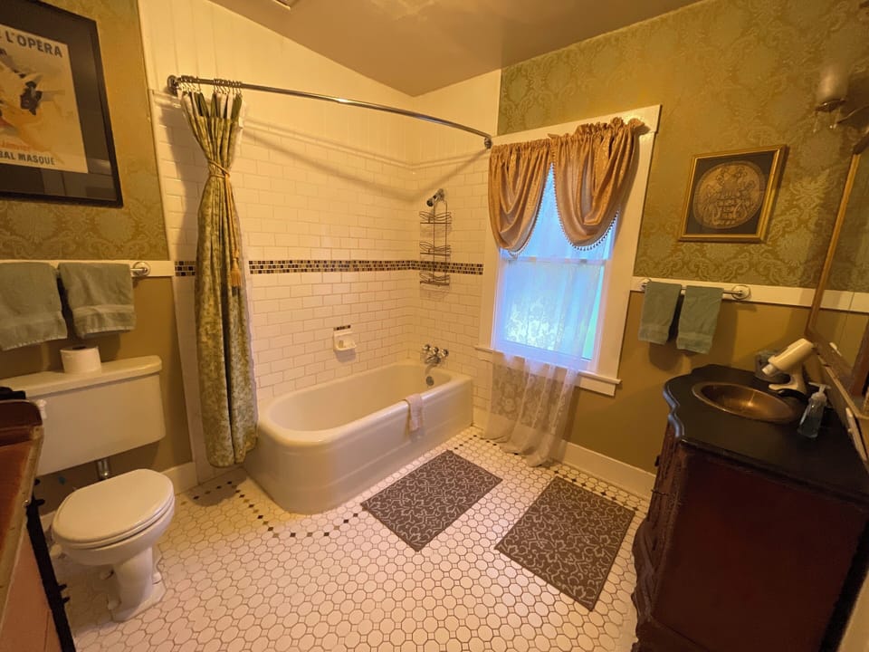 Deep soaking tub, free toiletries, hair dryer, towels