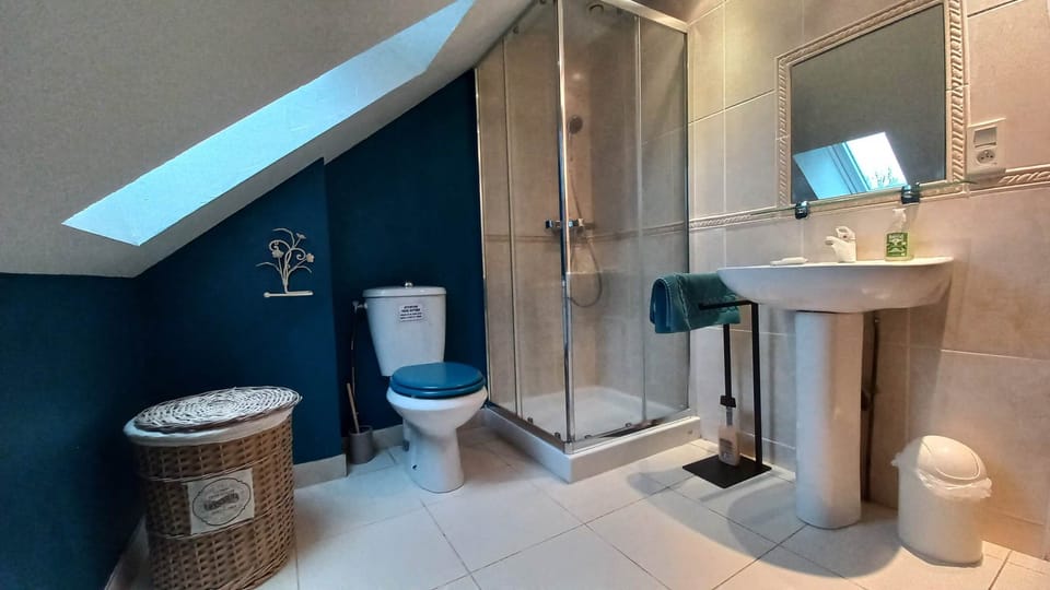 Chambre familiale du gîte Grande Ourse à Noailhac avec 4 couchages