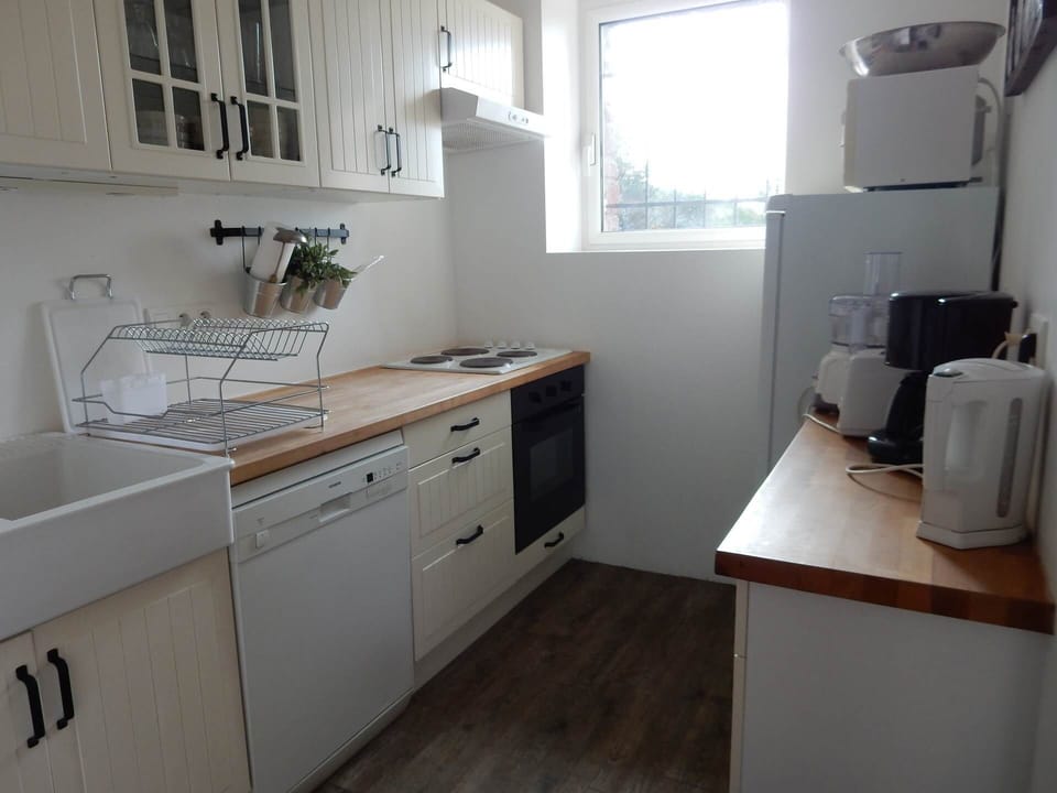 Cuisine équipée du gîte Grande Ourse à Noailhac pour séjours autonomes en Corrèze