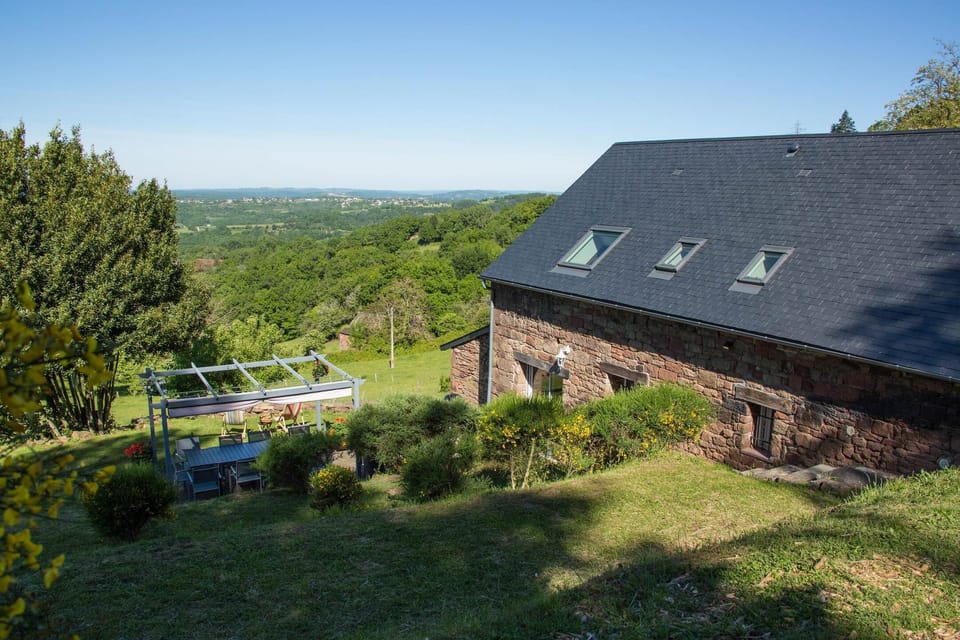 Gîte Grande Ourse à Noailhac dominant la campagne près de Collonges-la-Rouge et Turenne