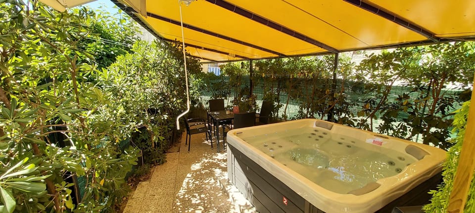 hydromassage pool private 