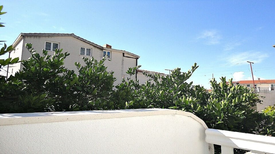 Cozy vacation apartment with balcony and garden view - Only 3 min to the beach Apartment in Baška Voda