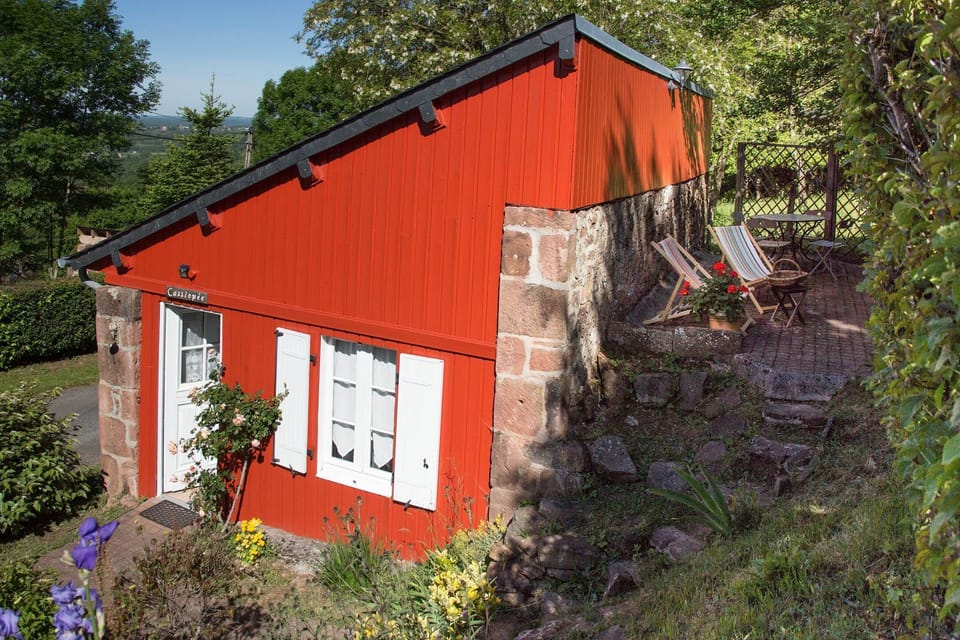 Façade du gîte Cassiopée à Noailhac en Corrèze avec terrasse privative et vue dégagée sur la vallée