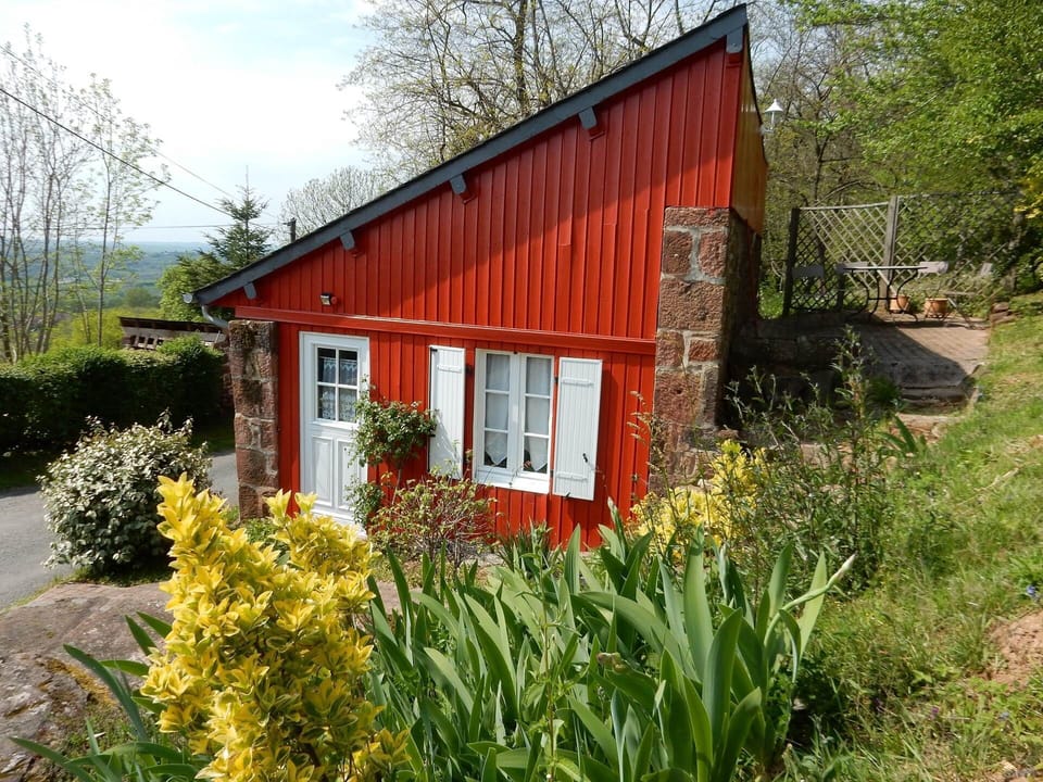 Terrasse fleurie du gîte Cassiopée à Noailhac avec vue sur la campagne corrézienne
