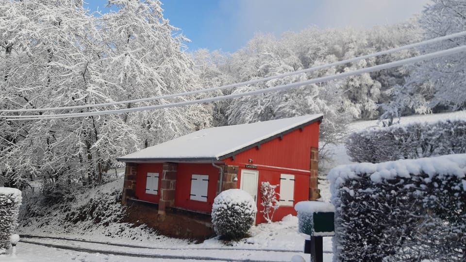 Gîte Cassiopée sous la neige à Noailhac en Corrèze durant la saison hivernale