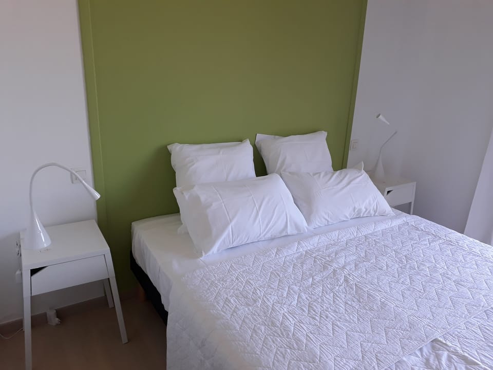Large modern bedroom with a terrace (grande chambre moderne avec une terrasse)