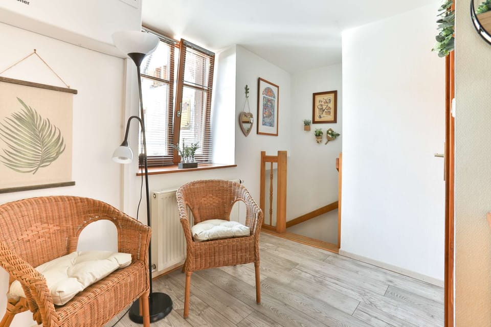 Chambre à coucher avec 2 lits simples 90x200cm avec ses tables de chevets et des rangements