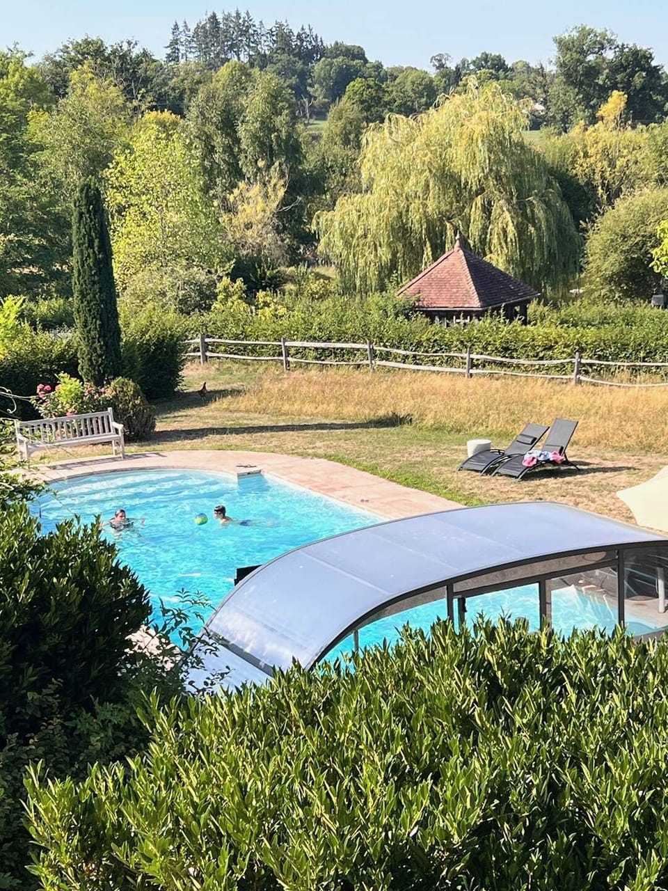 La piscine avec abri rétractable