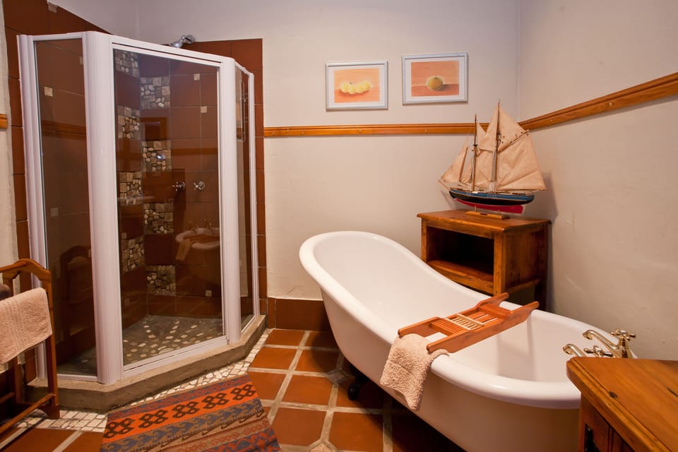 Comfort Double Room | Bathroom | Hair dryer, towels