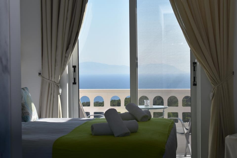 Pillowtop beds, in-room safe, desk, soundproofing