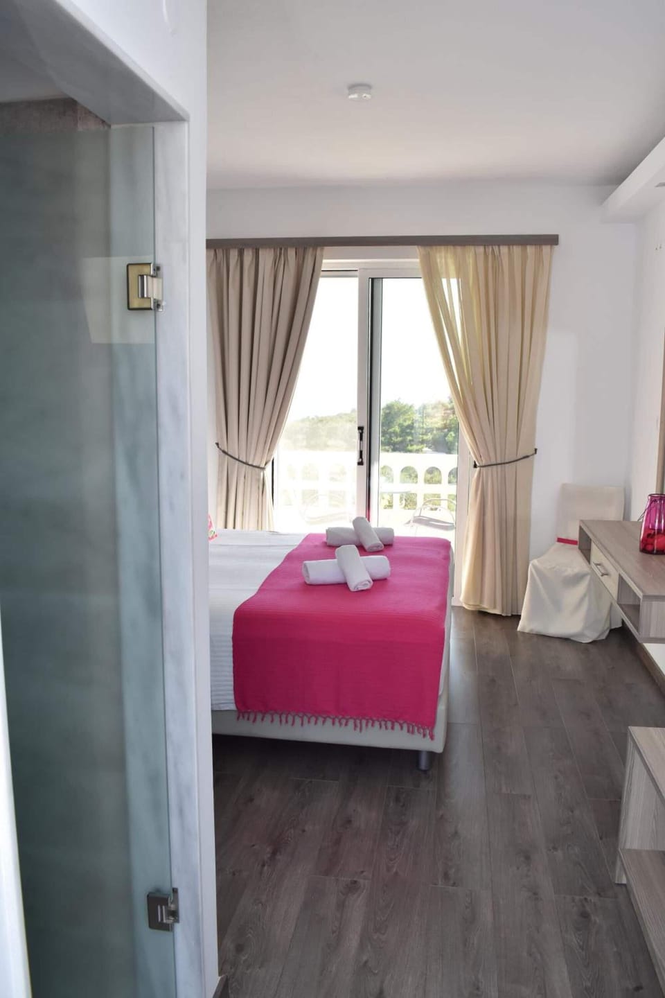 Pillowtop beds, in-room safe, desk, soundproofing