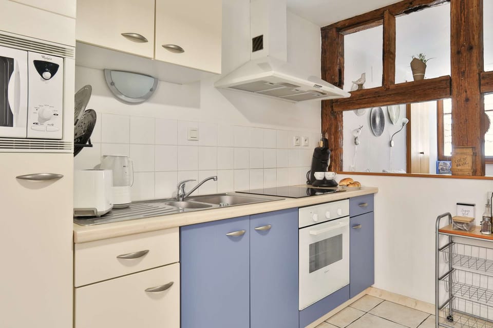 Vous aurez une cuisine entièrement équipée avec cafetière SENSEO, bouilloire, grille pain, plaque de cuisson avec vous et un micro-ondes.