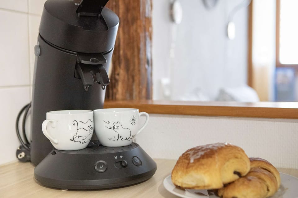 Une cafetière SENSEO est à votre disposition.