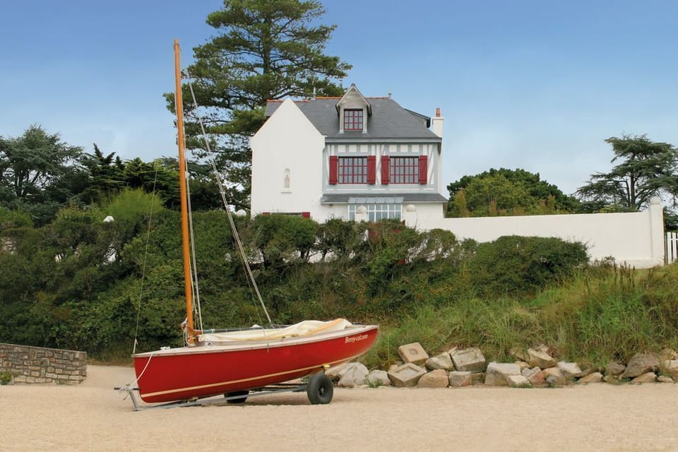 Villa Ty Marie. Beach facade. Villa on the main beach of Ile-aux-Moines. Waterfront property. 180° view on the Gulf of Morbihan and the islands.