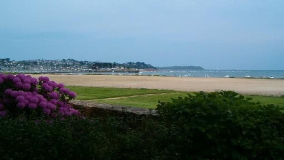 LE SOLEIL LEVANT - Beautiful studio, facing the sea Apartment in Perros-Guirec