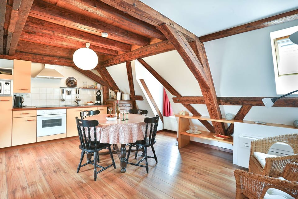 Grande pièce de vie avec salon, cuisine et salle à manger