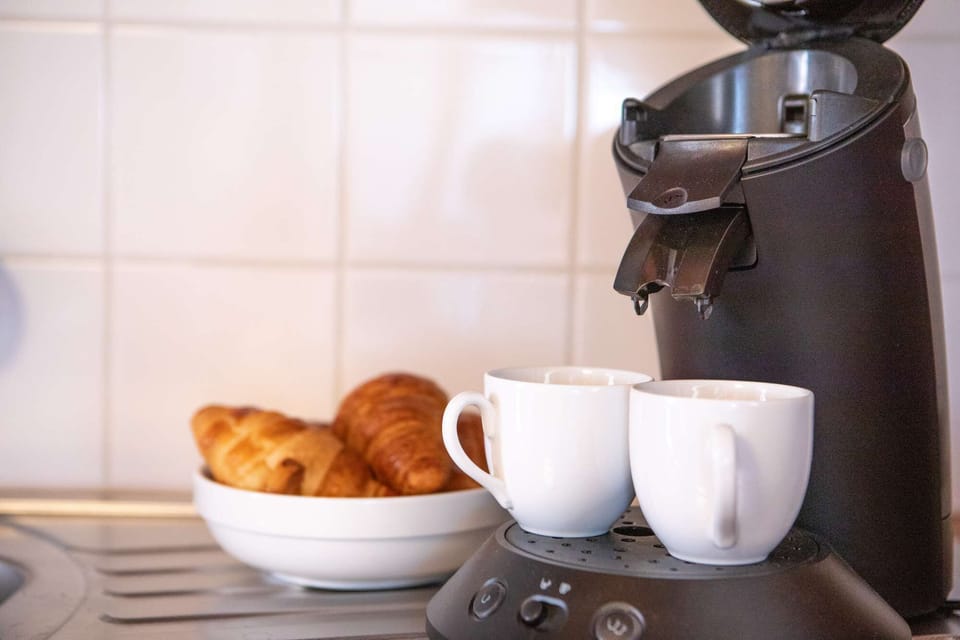La cuisine est totalement équipée avec plaque de cuisson, four, micro-ondes, cafetière SENSEO, bouilloire et grille-pain
