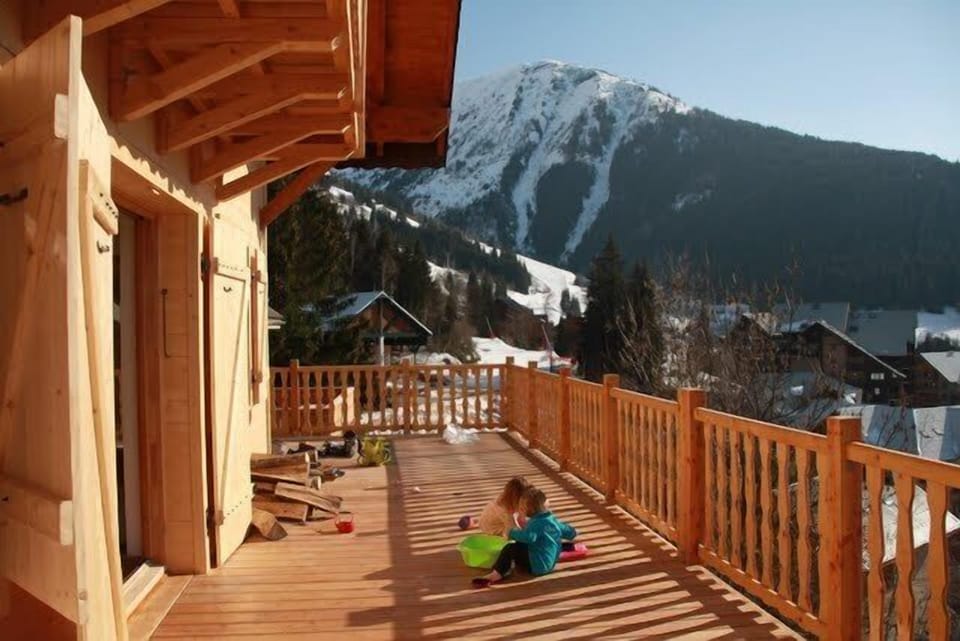 Large terrace overlooking the mountain and pistes