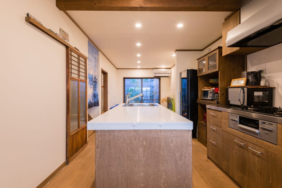 Island kitchen in the middle of 1st floor