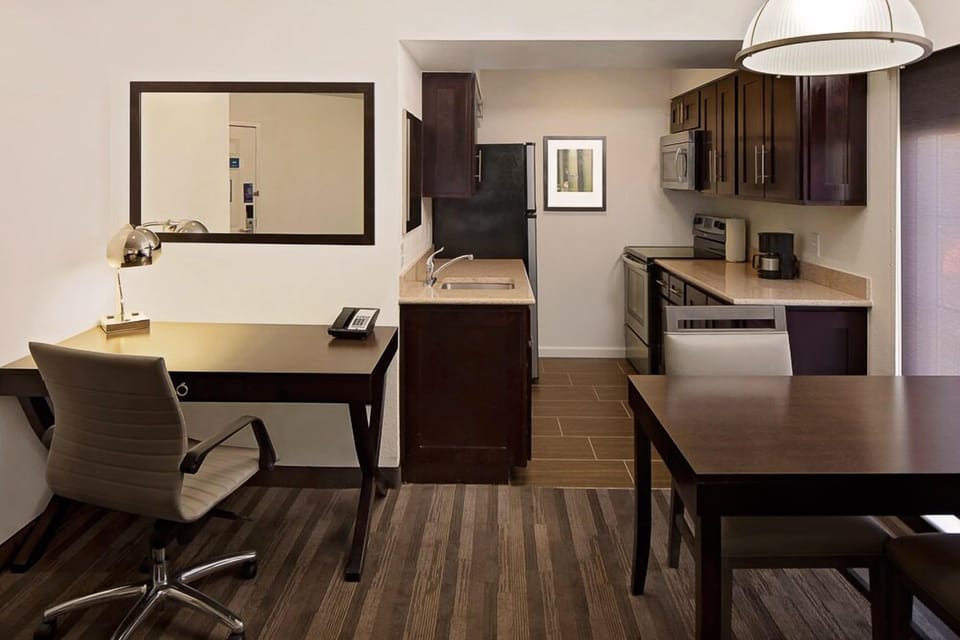 Full-size fridge, microwave, oven, stovetop