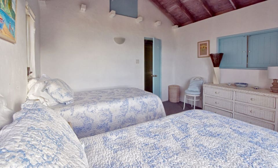 Twin bedroom