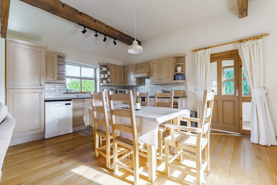 Well--equipped kitchen, seats 6