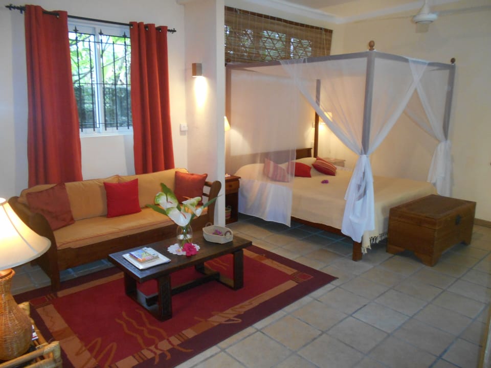 Double bed (1mt80) with mosquito net
