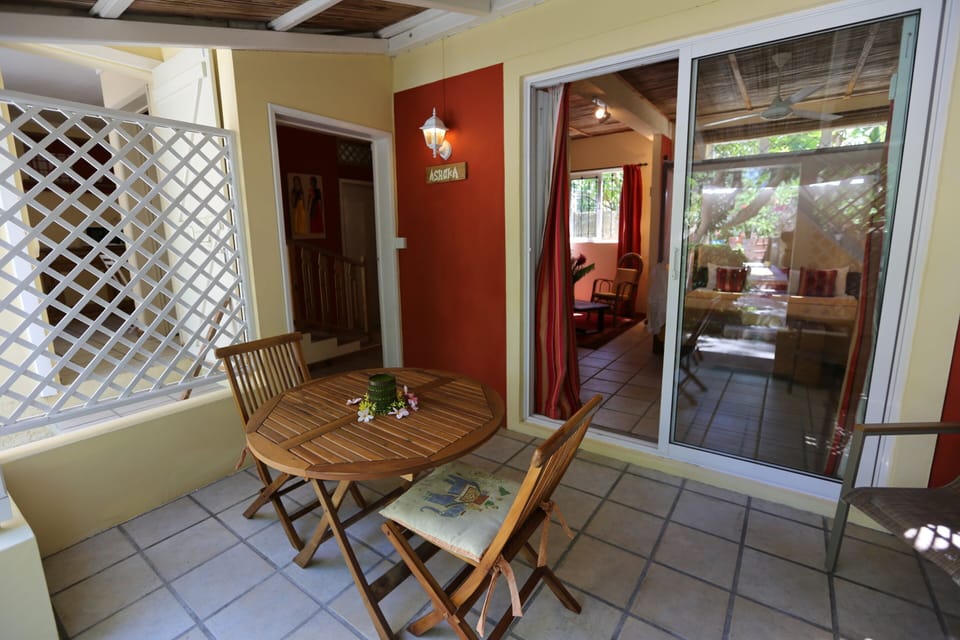 Dining table & chairs