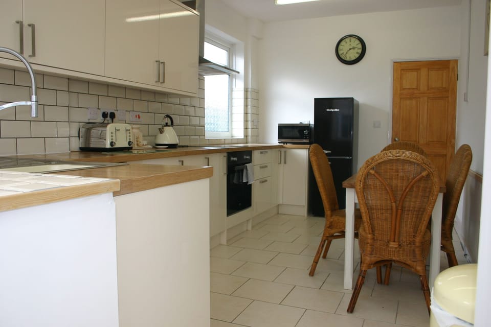 Kitchen with intigrated appliances and table for 4