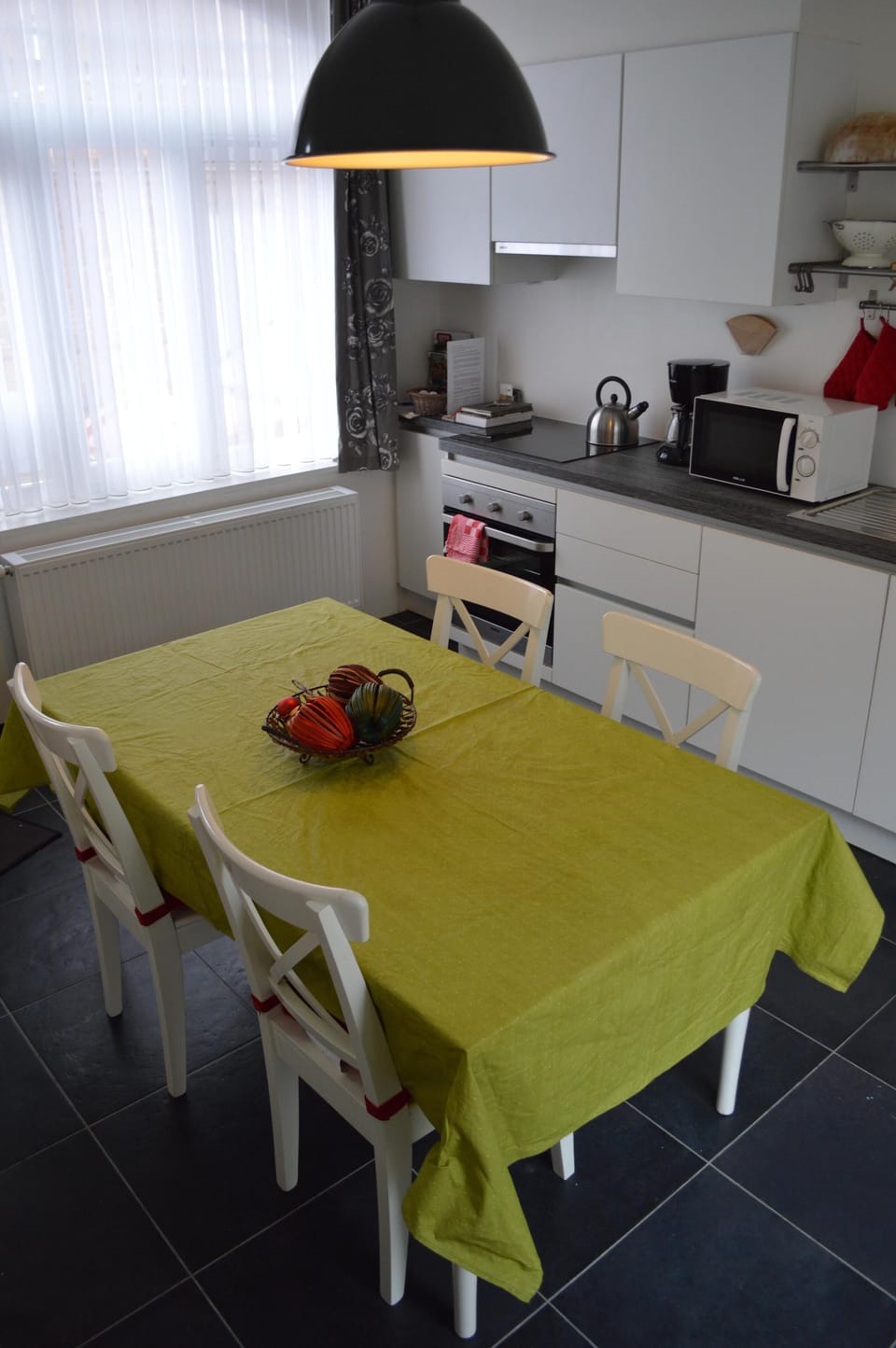 Detail of the kitchen with the dining area.