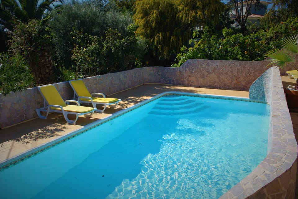 Pool in an intimate environment