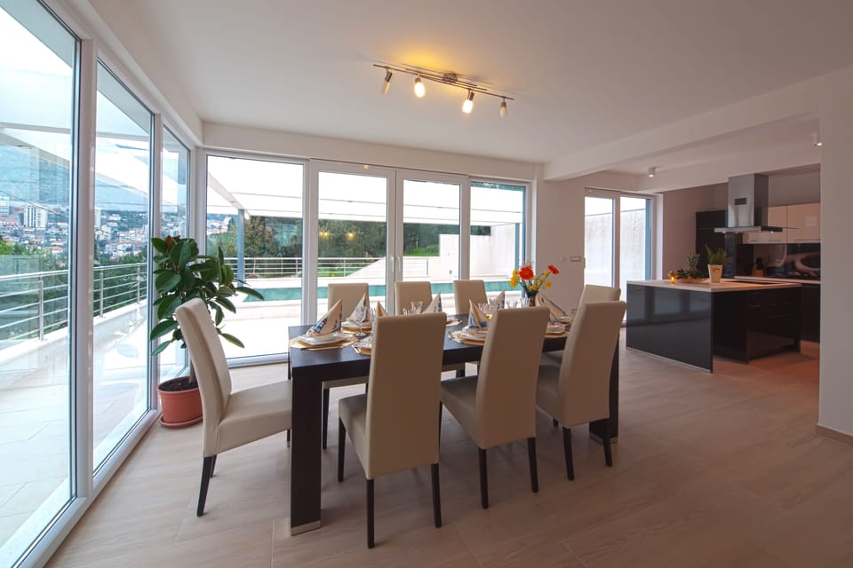 Dining Room & fully equipped Kitchen