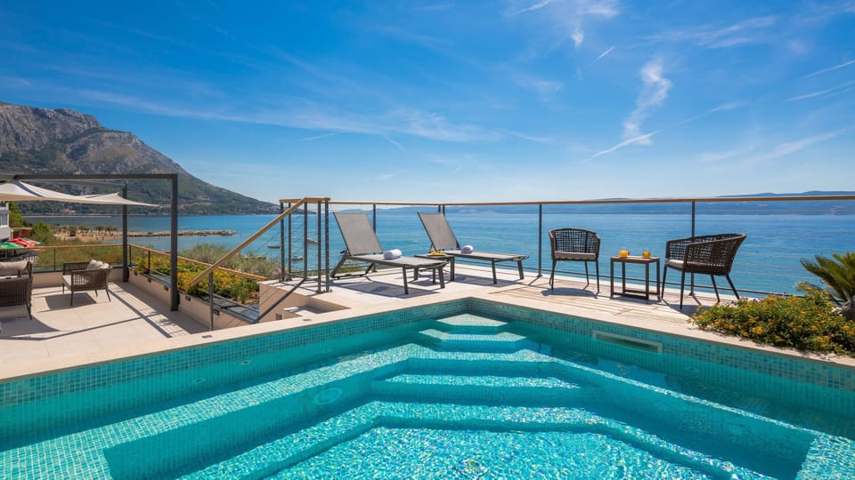 A rooftop whirlpool & lounge sitting area gives you a unique opportunity to enjoy the views