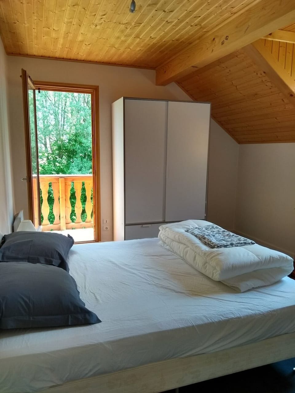 Lovely first floor double bedroom with balcony and ensuite
