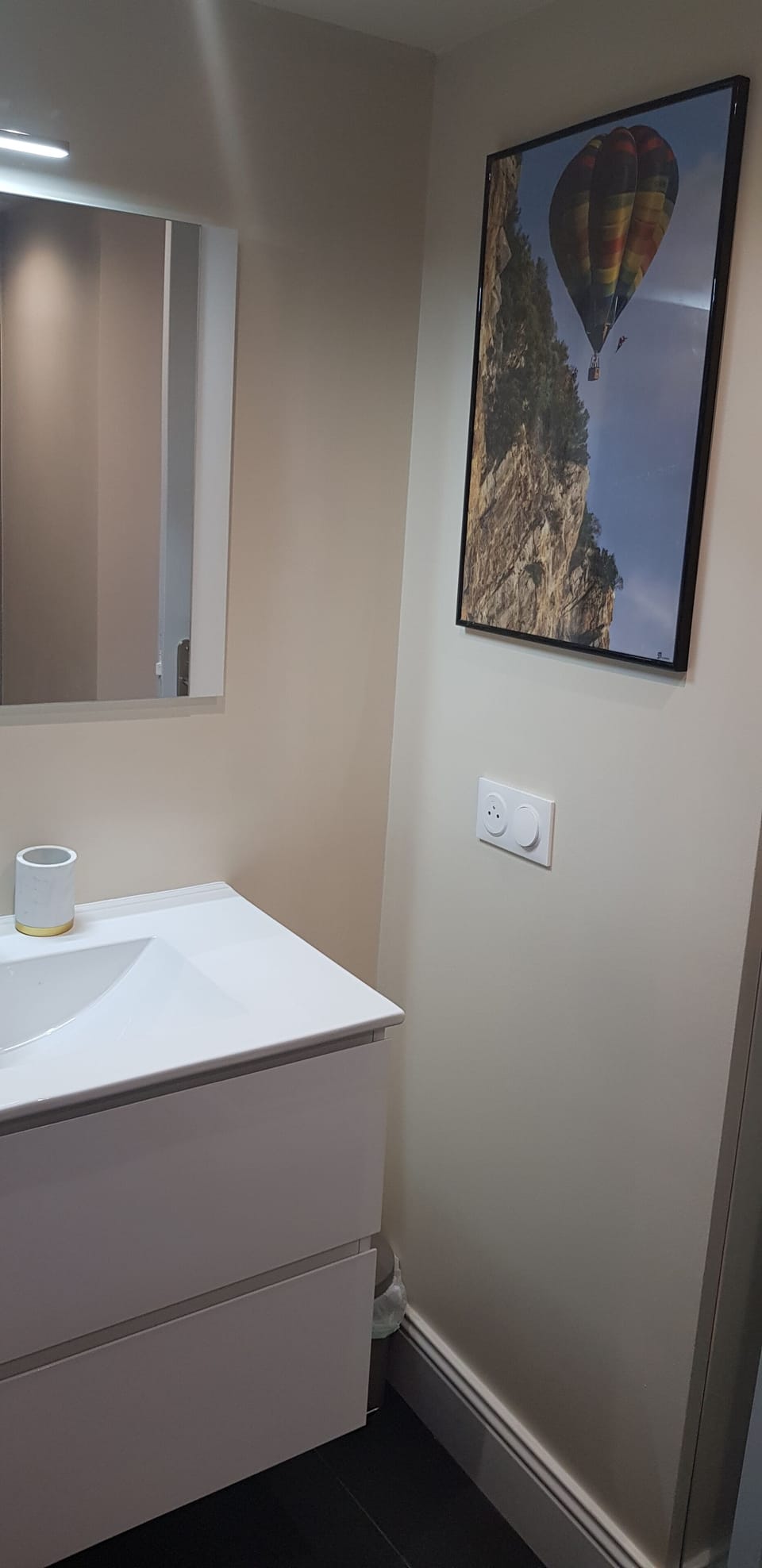 The shower room for the main bedroom