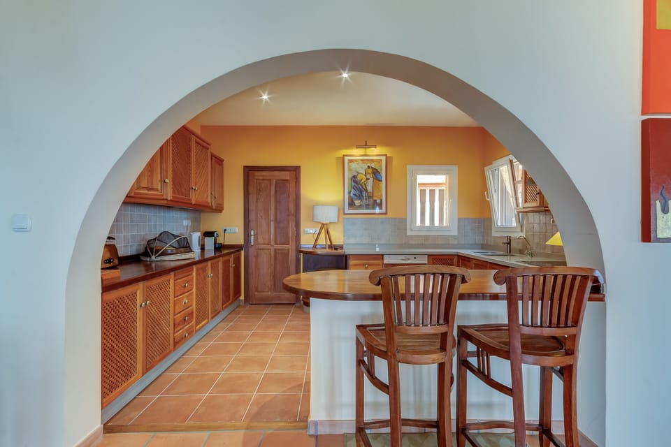 Light, spacious and well equipped kitchen